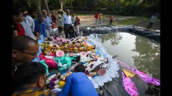 Delhi bids farewell to the goddess with dash of red